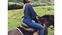 Foto Jun berkuda dengan pemandangan hijau ini berlokasi di Kualoa Ranch, sebuah cagar alam pribadi dan peternakan sapi yangb berada di Hawaii. (liveglenwood/Instagram)