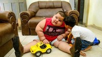 Misael Caldogno Abreu dari Brazil memiliki badan lebih besar tiga kali lipat dari anak seusianya. Di usia 5 tahun bobot Caldogno mencapai 80 kilogram. (Foto: Facebook)