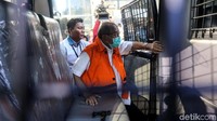 Abu Bakar masuk ke mobil tahanan.