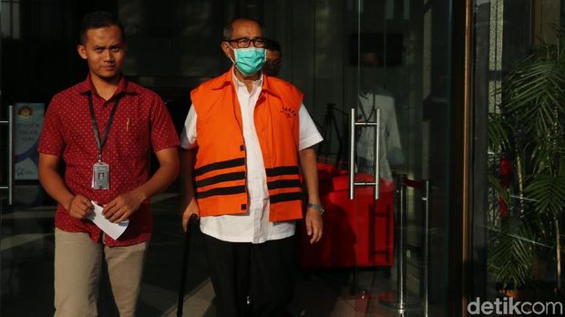 Penyidik KPK kembali memeriksa Bupati Bandung Barat, Abu Bakar. Ia diperiksa atas kasus dugaan meminta uang kepada kepala dinas.