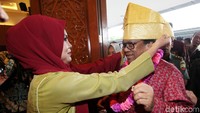 OSO dipakaikan topi khas Riau saat tiba di ruang kuliah kebangsaan, Rabu (8/5/2018).