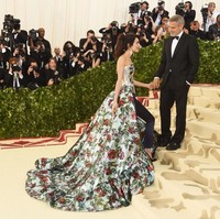 Mesranya pasangan George Clooney dan Amal Clooney yang tak pernah lepas bergandengan tangan. Foto: Getty Images