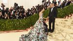 Kemeriahan Met Gala 2018, Senyum Manis Leona Agustine