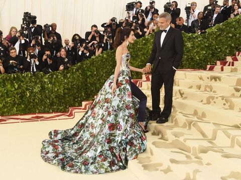 George dan Amal Clooney di karpet merah Met Gala 2018.