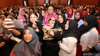 OSO melayani permintaan foto bersama para mahasiswa.