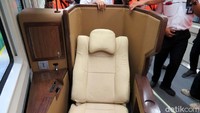 Kursi tidur tersebut akan dilengkapi beberapa fasilitas, misalnya bagi Anda yang suka membaca. Pasalnya terdapat lampu baca di sisi kiri penumpang.