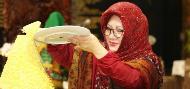 Dari jilbab motif tren tahun 1990-an lalu sempat redup di awal tahun 2000-an, dan kembali booming di tahun ini, Tutut Soeharto tetap setia mengenakan hijab bermotif. Foto: Istimewa