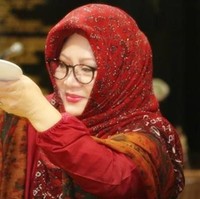 Dari jilbab motif tren tahun 1990-an lalu sempat redup di awal tahun 2000-an, dan kembali booming di tahun ini, Tutut Soeharto tetap setia mengenakan hijab bermotif. Foto: Istimewa