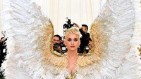 Dari penyanyi Rihanna hingga Katy Perry menghadiri acara tersebut. Katy Perry pun tampil bak burung merpati raksasa dengan busana seperti malaikat setinggi enam kaki yang menghiasi tubuhnya. Foto: Dok. Instagram/enews