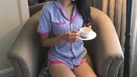 Sunday morning..*kopinya udah abis*, tulis Liliana dalam akun Instagramnya. Beneran habis atau hanya bergaya dengan cangkir ya? Foto: Instagram @kevinlln