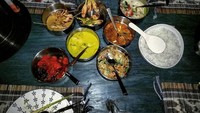 Ternyata pedangdut berusia 29 tahun ini memang doyan sajian tradisional. Kali ini ia menyantap nasi dengan sate lilit, gulai, sayur, dan tak ketinggalan sambal. Mantap! Foto: Instagram @ridho_rhoma