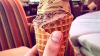 Wow, makan es krim di Moeven Hajar Tower! Seprtinya pria kelahiran Jakarta, 14 Januari 1989 ini sedang bersantai. Foto: Instagram @ridho_rhoma