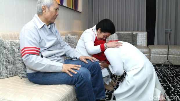 Jelang Debat, Puti Guntur Sungkem Kepada Ayah-Ibu