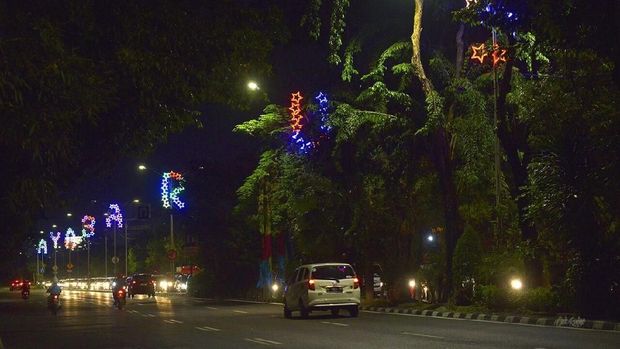 Tengok Lampu-lampu Cantik yang 'Melayang' di Atas Kalimas