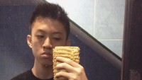 Mirror selfie-nya Rich Brian itu ya kayak gini. Anti mainstream sambil memegang mie instan mentah. Foto: Instagram brianimanuel