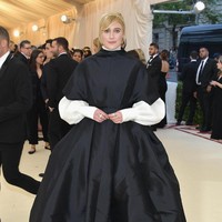 Greta Gerwig seperti tenggelam oleh gaun bervolume dari The Row. Foto: Dok. Getty Images