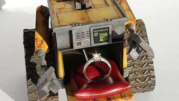 Kotak cincin berkarakter Wall-e. (Foto: Boredpanda)