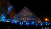 Ini penampakan Sea Remembers di malam hari ketika video mapping dari Raphael Donny menambah semarak malam pembukaan Art Jog 11.  Foto: Tia Agnes/ detikHOT