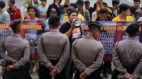 Aksi ini dilakukan oleh Forum Mahasiswa Republik Indonesia (Formasi), Selasa (8/5).