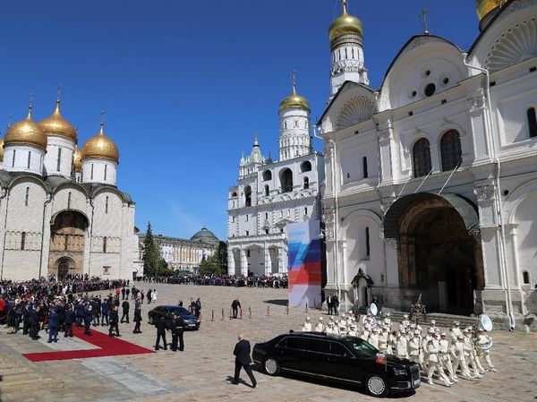 Intip Benteng Berjalan Vladimir Putin, Berbobot 7 Ton Diklaim Super Aman