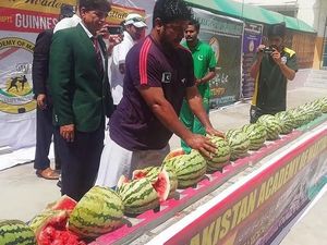 Wow! Pria Ini Hancurkan 51 Buah Semangka dengan Kepalanya Sendiri