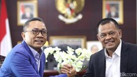 Zulkifli, yang mengenakan jas biru khas PAN menyambut Gatot dengan hangat. Mereka sempat berpose salam komando.
