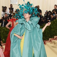 Gaun Valentino yang dipakai France McDormand sukses mencuri perhatian, namun kostumnya menutupi sosok artisnya sendiri. Foto: Dok. Getty Images