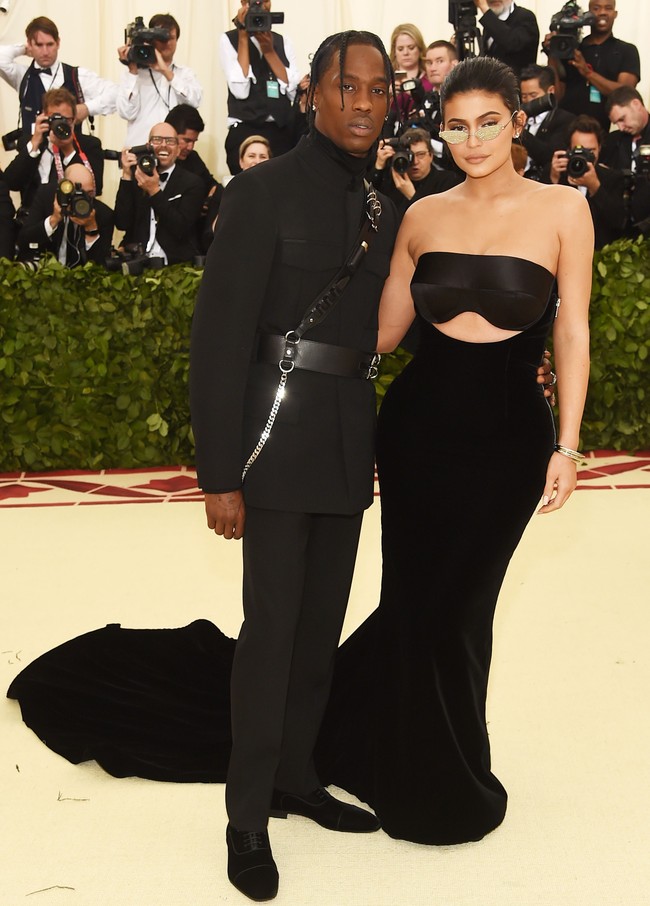 Kylie Jenner justru memilih gaun hitam bergaya modern dari Alexander Wang di karpet merah pertamanya pasca melahirkan. Sayang, tampilan ini membuat penggemar kecewa karena terlalu biasa. Foto: Dok. Getty Images