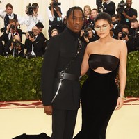 Kylie Jenner justru memilih gaun hitam bergaya modern dari Alexander Wang di karpet merah pertamanya pasca melahirkan. Sayang, tampilan ini membuat penggemar kecewa karena terlalu biasa. Foto: Dok. Getty Images