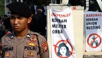 Polisi menjaga aksi ini.