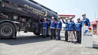 Direktur Logistik, Supply Chain, dan Infrastruktur PT Pertamina (Persero) Gandhi Sriwidodo, Direktur Pemasaran Retail PT Pertamina (Persero) Masud Khamid, dan General Manager MOR III PT Pertamina (Persero) Erry Widiastono, bersama dengan perwakilan Hiswana Migas meresmikan implementasikan teknologi Vapour Recovery Unit (VRU) di Terminal Bahan Bakar Minyak (TBBM) Plumpang, Jakarta Selasa (8/5).