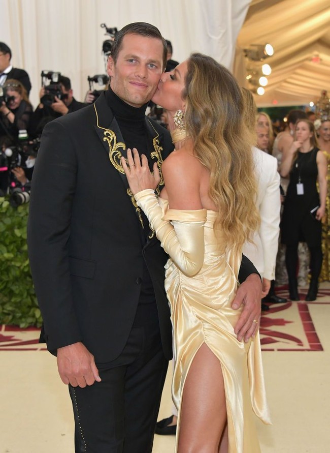 Kiss! Kecupan mesra Gisele Bundchen untuk sang suami Tom Brady. Foto: Getty Images