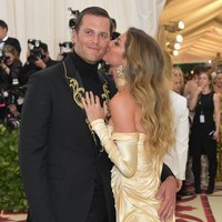 Kiss! Kecupan mesra Gisele Bundchen untuk sang suami Tom Brady. Foto: Getty Images