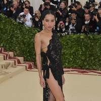 Pilihan yang berani dari Zoe Kravitz dengan gaun super minimalis dari Saint Laurent. Foto: Dok. Getty Images