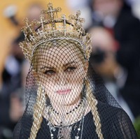 Inilah penampilan Madonna mengenakan mahkota karya desainer Indonesia, Rinaldy A. Yunardi. Tampak mahkota tersebut berwarna emas dengan hiasan salib. Foto: Dok. Reuters, Getty Images