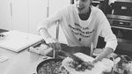 Begini Serunya Gaya si Cantik Gal Gadot Saat Masak dan Makan!