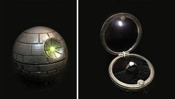 Kotak cincin Death Star dari Star wars. (Foto: Boredpanda)