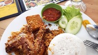 Netizen @kokogembul memilih makan siang dengan seporsi nasi berlauk ayam kremes, tempe goreng dan sambal. Minumnya segelas es jus jeruk segar. Foto: Instagram