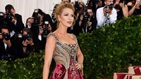 Blake Lively juga hadir dalam acara tersebut, dengan gaun yang indah Blake tampak terlihat seksi dan memukau. Foto: Dok. Instagram/enews