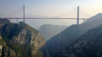 Jembatan Beipanjiang dikira-kira ketinggiannya menyamai gedung pencakar langit setara 200 lantai. Jembatan itu menelan biaya lebih dari USD 140 juta dan membutuhkan waktu lebih dari tiga tahun untuk pembangunannya (CNN Travel)
