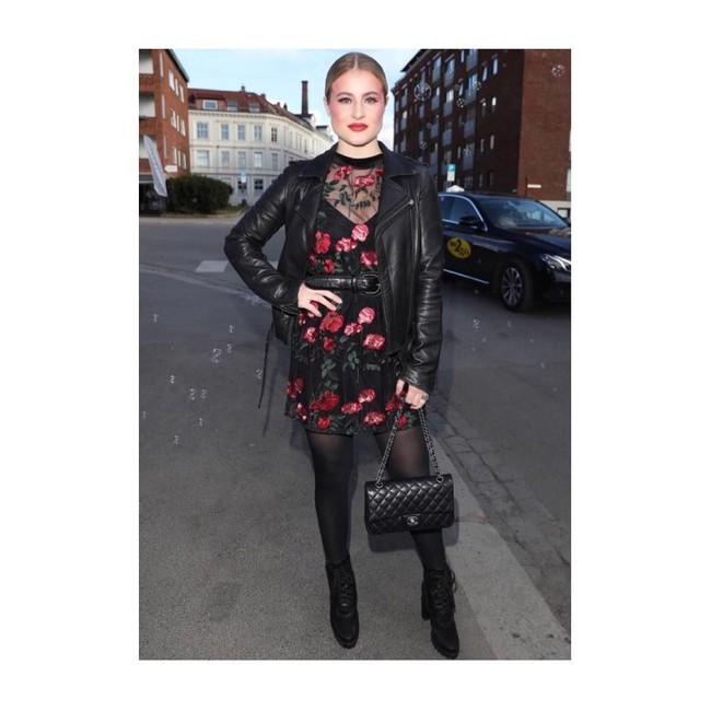 Wanita berambut pirang ini sering kali terlihat memakai item fashion dari brand kenamaan, seperti Jimmy Choo, Chanel, Louis Vuitton hingga Valentino. Foto: Instagram Katharina Andresen