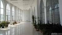 Tak hanya untuk beribadah, masjid cantik ini juga difungsikan sebagai tempat belajar Al Quran. Traveler yang mampir ke sini boleh untuk foto-foto. (Wahyu/detikTravel)