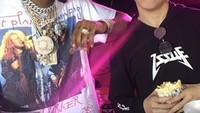 Senyum manis Rich Brian ini mungkin karena sedang memegang burrito di tangannya ya? Foto: Instagram brianimanuel