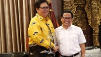 Tampak Airlangga menyambut kedatangan Cak Imin dan kedua petinggi partai itu langsung masuk ke dalam rumah itu.
