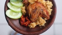 Mantap! Ayam goreng bagian dada ini disandingkan dengan kremes renyah, lalapan dan sambal. Foto: Instagram
