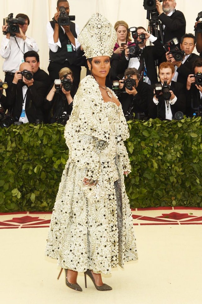 Rihanna hadir sebagai Paus dengan gaun dan jubah megah rancangan Maison Margiela. Foto: Dok. Reuters, Getty Images