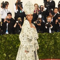 Rihanna hadir sebagai Paus dengan gaun dan jubah megah rancangan Maison Margiela. Foto: Dok. Reuters, Getty Images