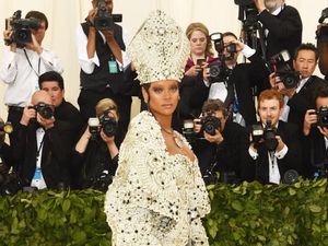 Gaya Seksi Rihanna Tampil ala Paus di Met Gala 2018