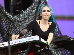 Pacar Baru Elon Musk Curi Perhatian