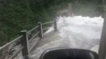 Ini Jalanan Paling Menakutkan di dunia, Melintasi Air Terjun